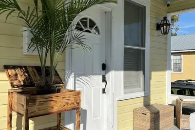 Image de Historic Ybor City 1 Bedroom \"Golden Hen\" with Huge hot tub!