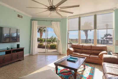 Image de 3 Bedroom / 3 Bathroom Ground Level Condo
