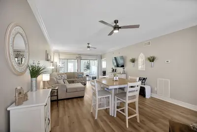 Image de Upscale Escape on Lake Conroe in April Sound! “On Lake Time” 3-2 on First Floor!