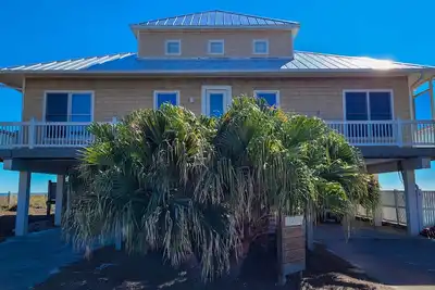 Image de 20% Off August! Beachfront, 5br/5ba, Sleeps up to 12 w/ Elevator & Pool!