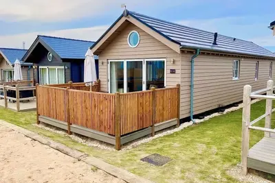 Image de No. 44 Beach House - 5min walk to the Beach!