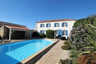 Demeure de Beauregard, piscine chauffée couverte et jardin - 10 couchages