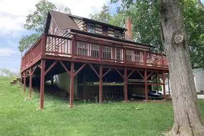 Image de Serene waterfront Log cabin home close to Gettysburg Kayak, fishing and deck