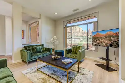 Image de Experience luxury at Sedona Chapel Area Charm, a spacious 4br home with stunning red rock views.