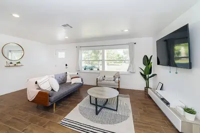 Image de New Cozy House| 5 Min Three Sisters Springs