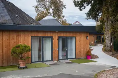 Image de lodge dans un parc  au domaine des 3 villages