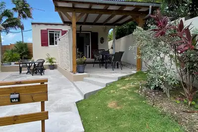 Image de bungalow dans vaste jardin proche des plages