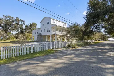 Image de Fabulous Beach Retreat! Walk to the water. . .
