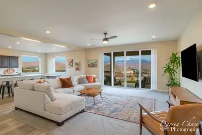 Image de New listing* moments away from St. George's world renowned biking trails * *