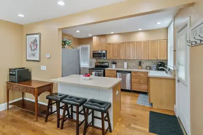 Image de Charming 2-Story Home w/Porch area to enjoy Coffee