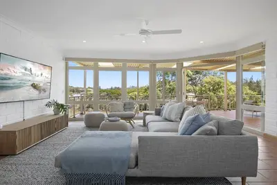 Image de Lakefront with room for all the family