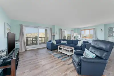 Image de Oceanfront Condo. Direct Beach Access. Community Pool. Close to Everything.