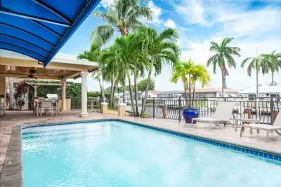 Image de Palm Villa: New Remodel / Waterfront / Salt Water Pool!