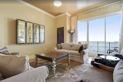 Image de 3br/3ba Penthouse overlooking the gulf with private poolside cabana