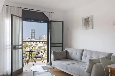 Image de Elegant Apt w Balcony & Mamad in Heart of Tel Aviv