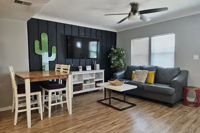 13th Pl Left · Charming Apt |Downtown|Phoenix|Historic|Patio