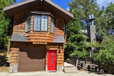 Image de Wood Haven — Enormous 4-Story Cabin for Family and Work Retreats [Sleeps 19]