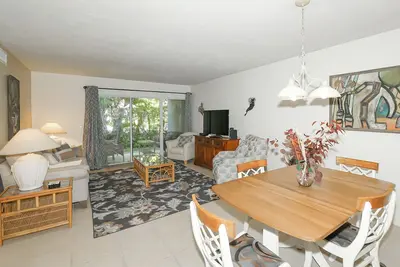 Image de Paradise Awaits! Walk to the Bay or the Beach! Fall And Winter Dates Available!