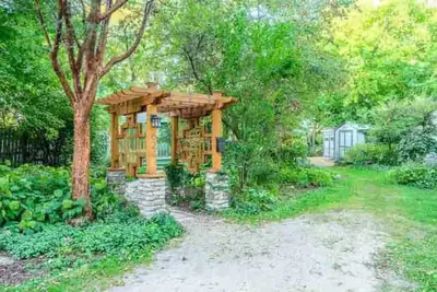 Image de Earthy Hobbit Home w/ Privacy & Serenity - Near Wheaton College & Downtown