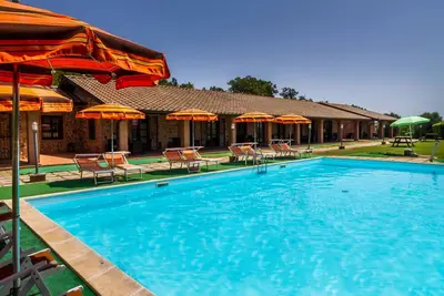 Image de Appartement 'Casa Vacanza Il Carpignone 1' avec vue sur le lac, piscine et jardin