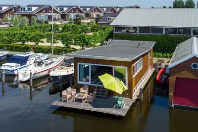 Image de Bateau-maison central, près des villes et de la plage