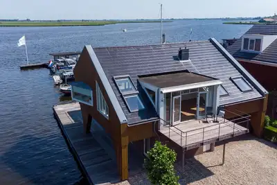 Image de Penthouse moderne avec vue imprenable sur le lac