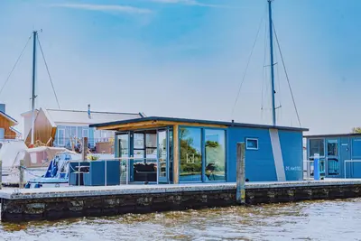 Image de Belle péniche avec terrasse au bord de l'eau