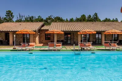 Image de Appartement \"Casa Vacanza Il Carpignone 3\" avec vue sur le lac et piscine commune