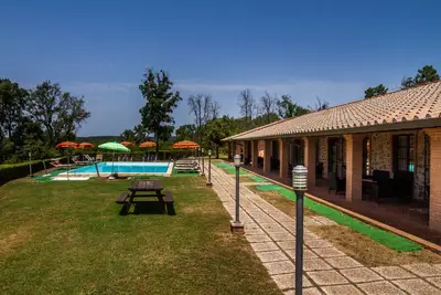 Image de Appartement \"Casa Vacanza Il Carpignone 5\" avec vue sur le lac, piscine commune et jardin
