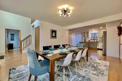 Image de Spacious house, pool table, near waterparks, paintball, hiking, mountains