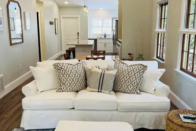 Image de Freshly Renovated Single Story Townhouse Adjacent to Haile Village