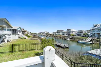 Image de New Listing- -CottageVacations4u \"Keepin It Reel\" canal home-on the water-close to beach and town