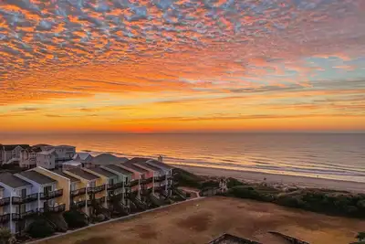 Image de Emerald Isle Condo w/ Direct Access to Ocean!