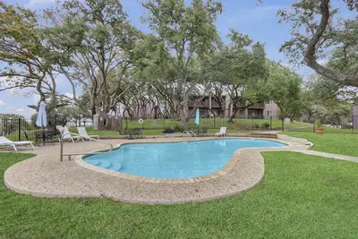 Image de Groovy Getaway | Lake Access, Pool, Tennis, 72-Hr Boat Parking