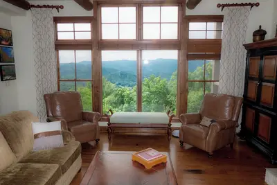 Image de Magical Views and Sunsets Living Above the Clouds at Mountain Air