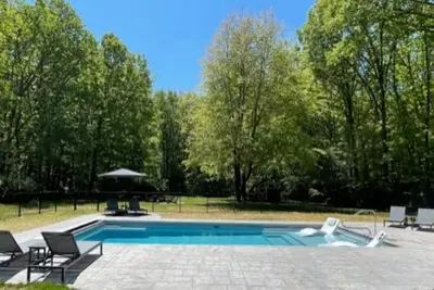 New! Warren Woods Pool Retreat on private 5 acres, new large heated pool & hotub