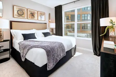 Image de King 1br Apt w\/ Cozy Den & Luxury Amenities