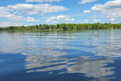 Image de Secluded lake cabin in North woods