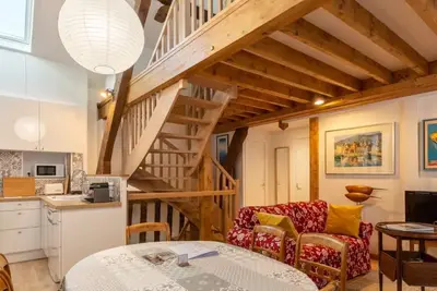 Image de Le Séjour Honfleurais | Duplex 3* au Charme Local | Centre - 4 P