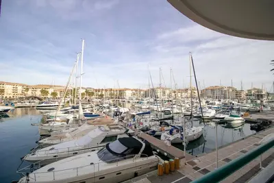 Appartement Avec Balcon Et Vue Sur Le Port.