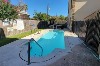 Image de Ez Walk to Beach * Swanky 2 bedroom * Sleeps Tons (Mar y Sol Ii #1) by RedAwning