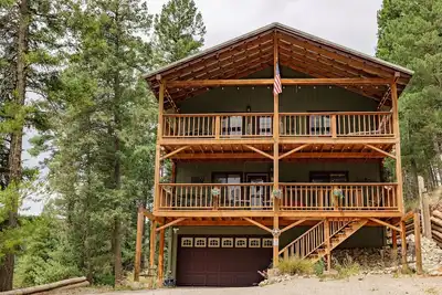 Image de Mystic Forest Lodge, w\/Superb Vistas & Media Room!