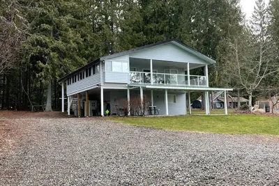 Image de Perfect lake home right across from the beach