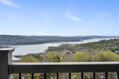 Image de Labor Day Open, Newly Renovated Condo with Stunning Views of Table Rock Lake & Free Sdc Tickets