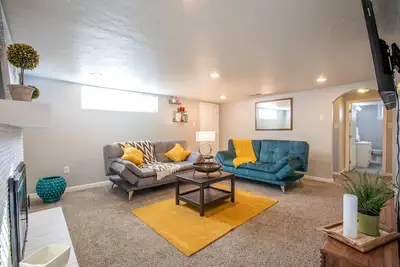 Image de Cute Updated Red Brick Basement Cottage