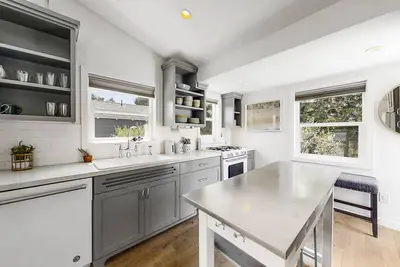 Image de Beach Walk Bungalow - Downtown Hb - Walk Everywhere 1/2 mi. to Sand-Pier-Main St