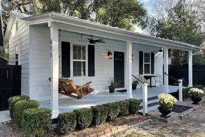 Image de Charming & Quaint - Fully Restored Historic Cottage at Camellia Cottages