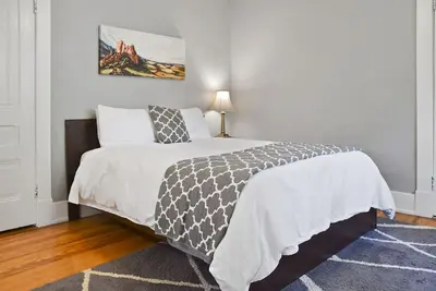 Image de Ivywild Bungalow ↠Close to Trails/Downtown/Shops↞