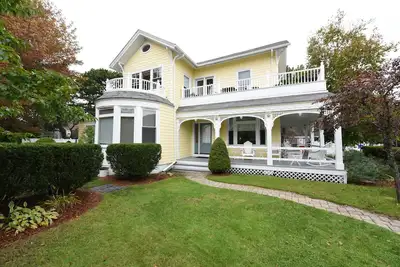 Image de Charming Victorian beach house 5 bedrooms. 50 steps to the beach