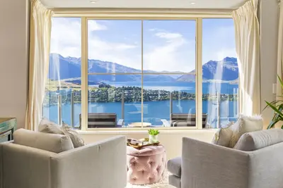 Image de Unmatched Panoramic Lake, Mountain & Garden Views